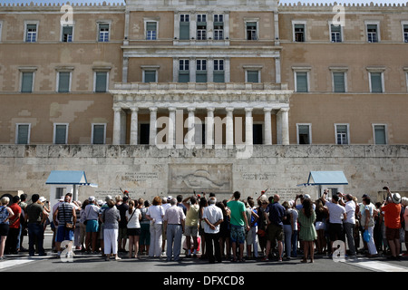 Les touristes à regarder la cérémonie de relève de la garde sur la Tombe du Soldat inconnu en face du Parlement grec Banque D'Images