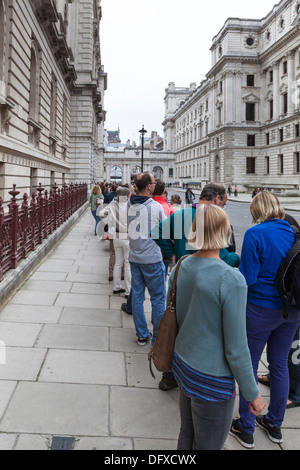 En dehors de la file d'attente des visiteurs du ministère des Affaires étrangères et du Commonwealth à Whitehall, Londres. Banque D'Images