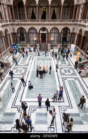 Les visiteurs marchent autour de la Cour Durbar conçu par Matthew Digby Wyatt au sein du ministère des Affaires étrangères et du Commonwealth, Whitehall. Banque D'Images