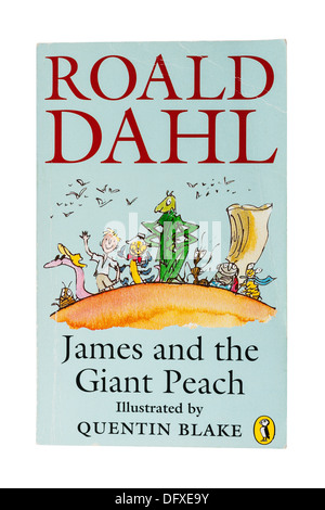 Un livre pour enfants de Roald Dahl appelé James et la pêche géante sur fond blanc Banque D'Images