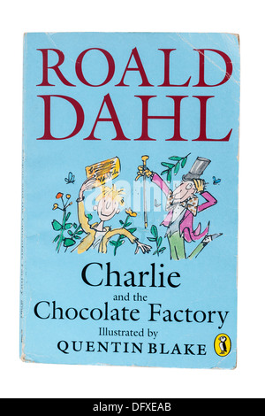 Un livre pour enfants de Roald Dahl Charlie et la Chocolaterie sur fond blanc Banque D'Images