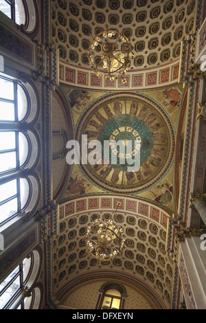 Décoration de plafond orné au-dessus du Grand escalier dans le ministère des Affaires étrangères et du Commonwealth, Whitehall, Londres. Banque D'Images