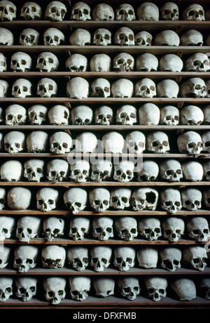 Partie d'une collection de crânes humains et d'os de cuisse d'environ 1200 représentant quelque 2000 individus empilés dans la crypte de l'église Saint-Léonard, Hythe, Kent. Banque D'Images