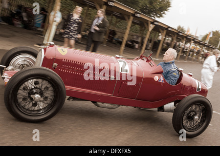 1934 Alfa Romeo tipo B avec chauffeur Christopher Mann quitte le paddock au Goodwood Revival 2013, Sussex, UK. Banque D'Images