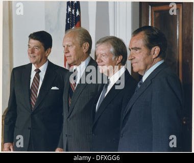 Cette photographie capture quatre présidents américains avant leur départ pour l'Égypte pour assister aux funérailles du président égyptien Anouar Sadate. L'événement a été une occasion diplomatique importante. Banque D'Images