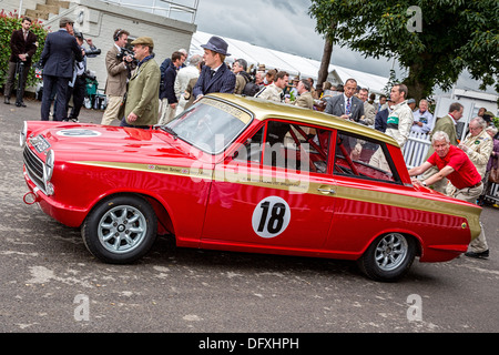 Henry Mann arrive dans la tenue dans son paddock 191965 Ford-Lotus Cortina MkI. 2013 Goodwood Revival, Sussex, UK. Banque D'Images