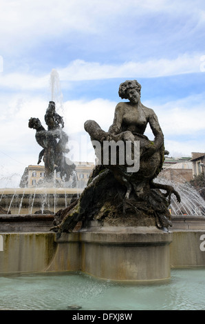 Fontaine des Naïades - Rome, Italie La fontaine de cette place était à l'origine la fontaine de l'Acqua Pia (relié à l'aqueduc Aqua Marcia), a commandé ce site par le Pape Pie IX en 1870. Achevée en 1888, elle a montré à l'origine quatre lions craie conçu par Alessandro Guerrieri. Ces derniers ont ensuite été remplacé en 1901 avec des sculptures de naïades par Mario Rutelli. Les naïades représentées sont les nymphes des lacs (reconnaissable par la swan elle est titulaire), la nymphe des rivières (étalé sur un monstre des rivières), la nymphe des océans (montant un cheval symbolisant de la mer), et le NY Banque D'Images