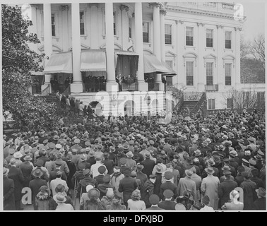 Cette photographie historique capture le président Franklin D. Roosevelt prononçant son quatrième discours inaugural. Roosevelt a servi de 1933 à 1945 et a été élu pour quatre mandats sans précédent. Banque D'Images