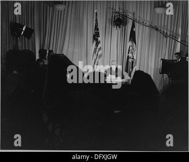 Le président Harry S. Truman assis à un bureau, les lumières sur les caméras, matériel roulant, annonçant que la Seconde Guerre mondiale en Europe a... 199079 Banque D'Images