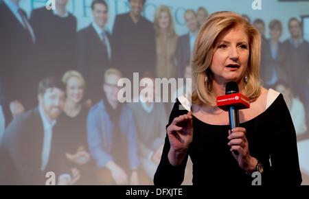 Munich, Allemagne. 10 Oct, 2013. Fondateur du Huffington Post Arianna Huffington parle au cours d'une conférence de presse à Munich, Allemagne, 10 octobre 2013. La version allemande du journal en ligne a débuté le 10 octobre 2013. Photo : SVEN HOPPE/dpa/Alamy Live News Banque D'Images