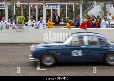 1960 Jaguar Mk2 passe aux stands au Goodwood Revival 2013, Sussex, UK. St Mary's Trophy Race. Banque D'Images