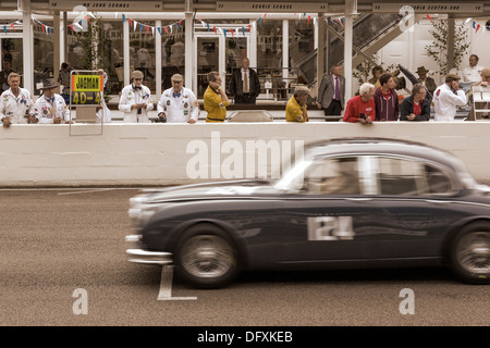 1960 Jaguar Mk2 passe aux stands au Goodwood Revival 2013, Sussex, UK. St Mary's Trophy Race. Banque D'Images