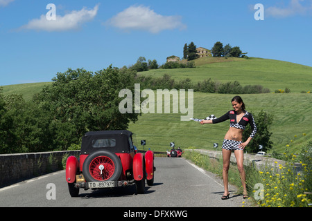 Mille Miglia, 1000 Miglia, Pit Babe, bébé, spectateur, vérifié, drapeau, fille, femme, Toscane Banque D'Images