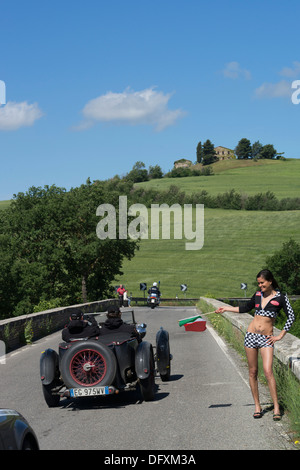 Mille Miglia, 1000 Miglia, Pit Babe, bébé, spectateur, vérifié, drapeau, fille, femme, Toscane Banque D'Images