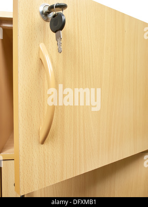 Bureau en bois armoire avec pendaison touches Banque D'Images
