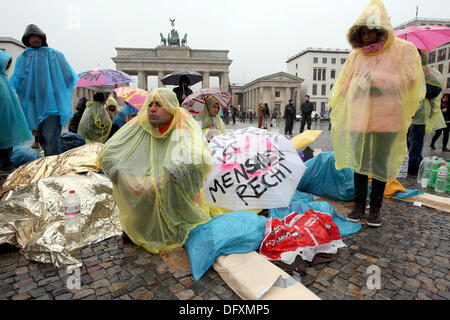 Berlin, Allemagne. 09Th Oct, 2013. Les réfugiés démontrer sur la Pariser Platz à la porte de Brandebourg à Berlin, Allemagne, 09 octobre 2013. Les protestations sont censés être dirigés vers la violence policière en Bavière. Photo : WOLFGANG KUMM/dpa/Alamy Live News Banque D'Images