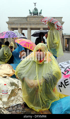 Berlin, Allemagne. 09Th Oct, 2013. Les réfugiés démontrer sur la Pariser Platz à la porte de Brandebourg à Berlin, Allemagne, 09 octobre 2013. Les protestations sont censés être dirigés vers la violence policière en Bavière. Photo : WOLFGANG KUMM/dpa/Alamy Live News Banque D'Images