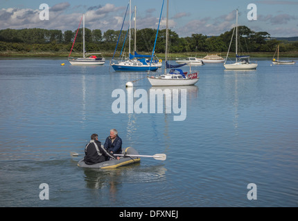 Chichester Harbour, deux hommes dans un canot à rames, Dell Quay West Sussex, Angleterre, Royaume-Uni. L'Europe Banque D'Images