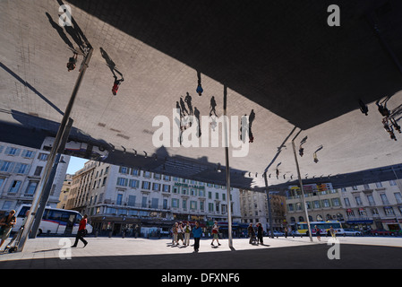 Marseille's new pavilion dans le Vieux Port - un auvent en acier poli avec miroirs géant conçu par Norman Foster. Banque D'Images