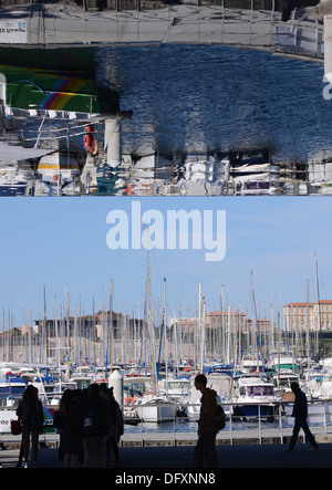 Marseille's new pavilion dans le Vieux Port - un auvent en acier poli avec miroirs géant conçu par Norman Foster. Banque D'Images