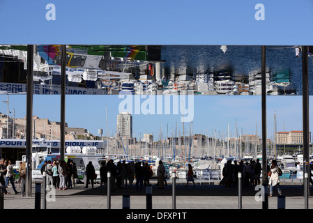 Marseille's new pavilion dans le Vieux Port - un auvent en acier poli avec miroirs géant conçu par Norman Foster. Banque D'Images