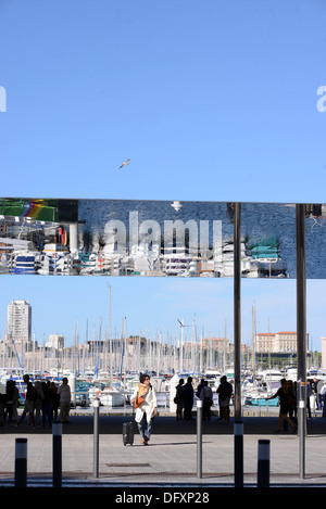 Marseille's new pavilion dans le Vieux Port - un auvent en acier poli avec miroirs géant conçu par Norman Foster. Banque D'Images