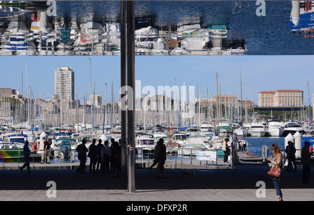 Marseille's new pavilion dans le Vieux Port - un auvent en acier poli avec miroirs géant conçu par Norman Foster. Banque D'Images