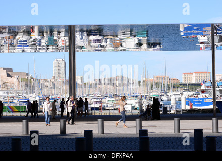 Marseille's new pavilion dans le Vieux Port - un auvent en acier poli avec miroirs géant conçu par Norman Foster. Banque D'Images