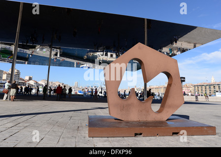 Marseille's new pavilion dans le Vieux Port - un auvent en acier poli avec miroirs géant conçu par Norman Foster. Banque D'Images