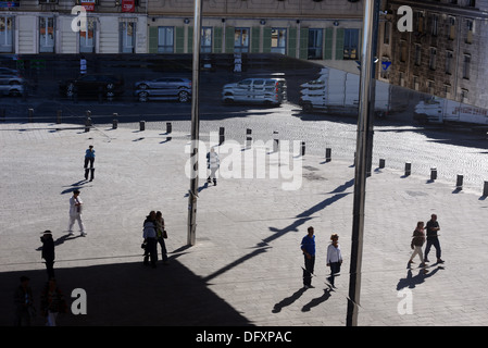 Réflexion sur les miroirs de Marseille de neuf pavillon dans le Vieux Port - un auvent en acier poli par Foster. Banque D'Images