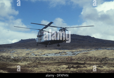 Un Boeing Chinook RAF volant à basse altitude au-dessus d'Oignon gamme dans les îles Falkland Banque D'Images