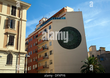 Grand cercle rond Mural fabriqué à partir de verre cassé sur la Piazza Galileo Galilei à Cagliari - Sardaigne Banque D'Images