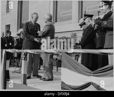 Photographie du président Truman serrant la main avec le général George C. Marshall comme il se présente avec une feuille de chêne... 199268 Banque D'Images