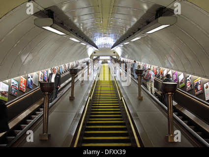Le principal de l'arbre d'escalator à St John's Wood station de métro dans le nord de Londres, UK Banque D'Images