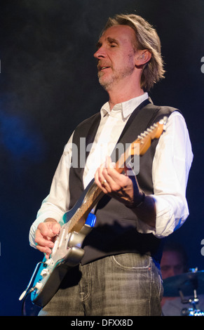 Le guitariste Mike Rutherford de Genesis, jouant avec son autre groupe Mike et la mécanique à Holmfirth Picturedrome en Angleterre Banque D'Images