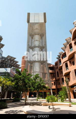 Tour éolienne fournissant de l'air frais dans la cour intérieure à l'Institut de la science et de la technologie à Masdar City Abu Dhabi Emirats Arabes Unis Banque D'Images