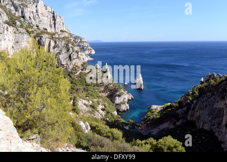 Vue sur la magnifique calanque de Sugiton, l'une des plus belles calanques de Marseille, dans le sud de la France. Banque D'Images