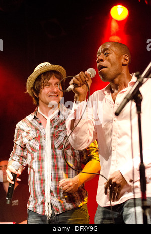 Tim Howar et Andrew Roachford jouer avec Mike et la mécanique à Holmfirth Picturedrome en Angleterre Banque D'Images