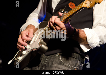 Le guitariste Mike Rutherford de Genesis, jouant avec son autre groupe Mike et la mécanique à Holmfirth Picturedrome en Angleterre Banque D'Images