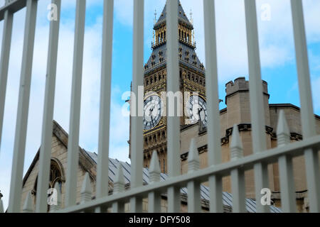 La place du parlement, Londres, UK . 10 Oct, 2013. Nouvelle clôture autour des maisons du Parlement restreint l'opinion de Cromwell Statue Crédit : Rachel/Megawhat Alamy Live News Banque D'Images