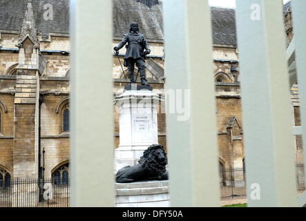 La place du parlement, Londres, UK . 10 Oct, 2013. Nouvelle clôture autour des maisons du Parlement restreint l'opinion de Cromwell Statue Crédit : Rachel/Megawhat Alamy Live News Banque D'Images