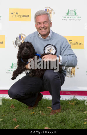 Londres, Royaume-Uni. Jeudi 10 octobre 2013. Le gagnant Alan Duncan MP et de nouilles, un Cocker caniche / Croix. Les députés et leurs chiens en compétition dans la Westminster Dog de l'année concurrence célèbre le lien unique entre l'homme et le chien - et vise à favoriser la gestion responsable des propriétaires de chiens. Crédit : Michael Kemp/Alamy Live News Banque D'Images