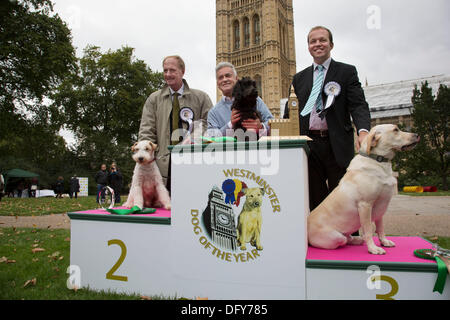 Londres, Royaume-Uni. Jeudi 10 octobre 2013. Le gagnant Alan Duncan MP et de nouilles, un Cocker caniche / Croix. Les députés et leurs chiens en compétition dans la Westminster Dog de l'année concurrence célèbre le lien unique entre l'homme et le chien - et vise à favoriser la gestion responsable des propriétaires de chiens. Crédit : Michael Kemp/Alamy Live News Banque D'Images