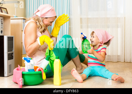 Heureux Mère avec enfant chambre de nettoyage et d'avoir du plaisir Banque D'Images