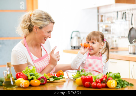 Mère et son enfant la préparation d'aliments sains et d'avoir du plaisir Banque D'Images