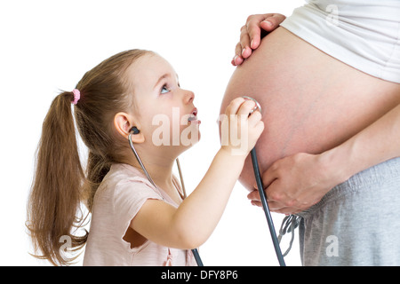 Kid girl à l'écoute de l'estomac de la mère Banque D'Images