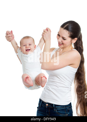 Cute mère jouant avec son enfant isolé Banque D'Images