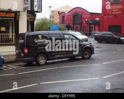 L'équipe de qualité commerciale Guinness van Volkswagen garée dehors Treacy's hotel à Tinghir, dans le comté de Wexford, Irlande. Banque D'Images