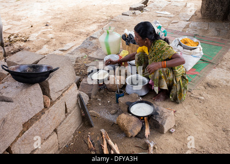 La cuisine indienne pour dosa les gens dans la rue dans un village de l'Inde rurale. L'Andhra Pradesh, Inde Banque D'Images