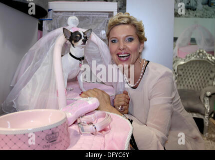 Barcelone, Espagne - 10 OCTOBRE : Maja Princesse de Hohenzollern pose pour une photo lors de la présentation de sa collection d'animaux animal pour 'Princes et Princesses' à Barcelone le 10 octobre 2013 à Barcelone, Espagne. La collection s'adresse aux chiens et chats Princes & Princesses et comprend des couvertures, des lits, des coussins, des grottes, cuddly bols, sets de table et des jouets pour chiens et chats ainsi que des laisses, harnais et colliers pour chiens et chats. Photo par Elkin Cabarcas : dpa Crédit photo alliance/Alamy Live News Banque D'Images